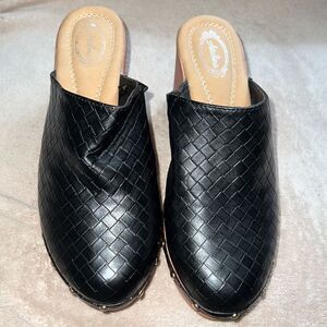 ✨ NWOT✨ATALINA FAUX LEATHER WOVEN PATTERN STUDDED HEELED CLOGS✨